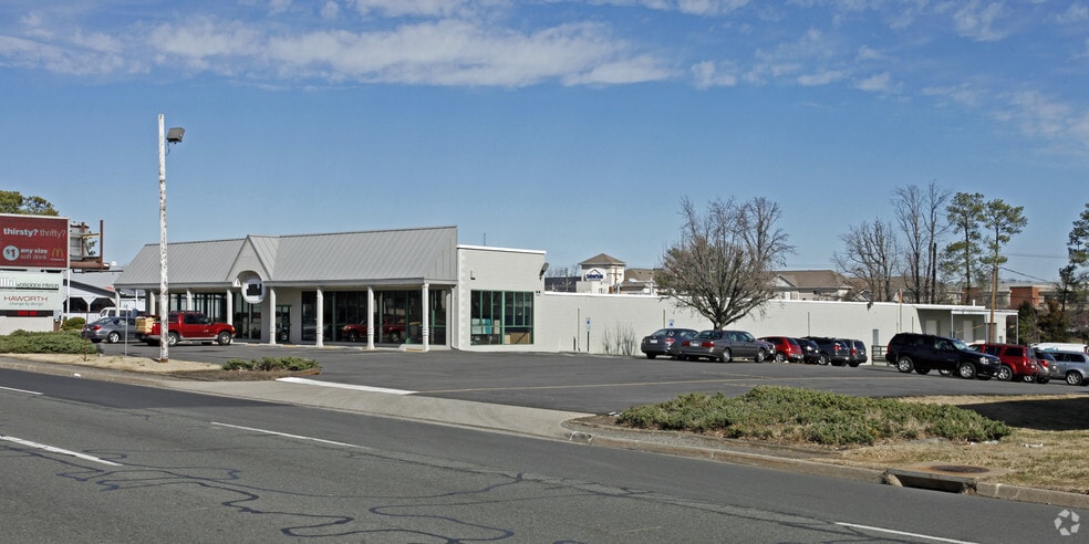 More Photos Of 7910 W Broad St, Richmond Freestanding For Lease