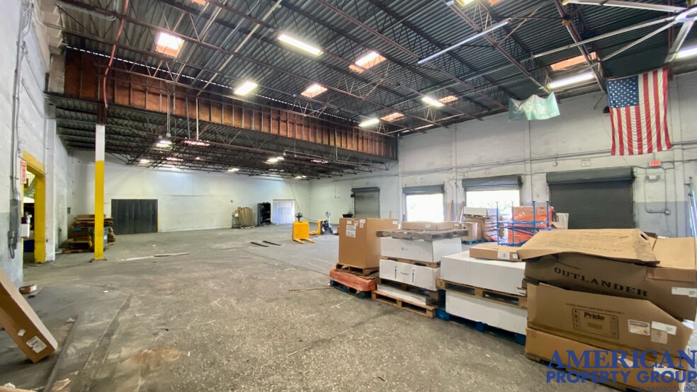 More Photos Of 2075 47th St, Sarasota Warehouse For Lease