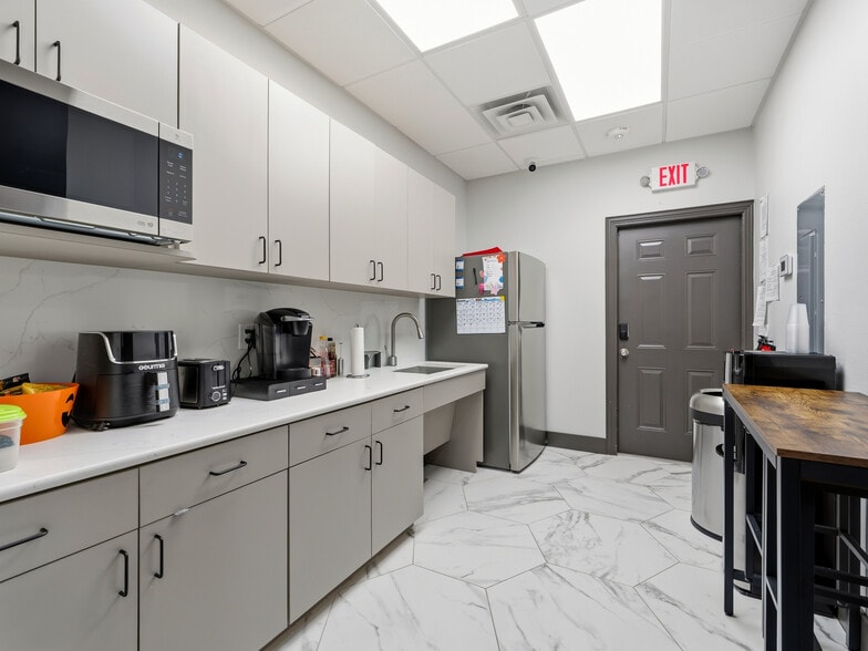 More Photos Of 6550 Naaman Forest Blvd, Garland Medical For Lease