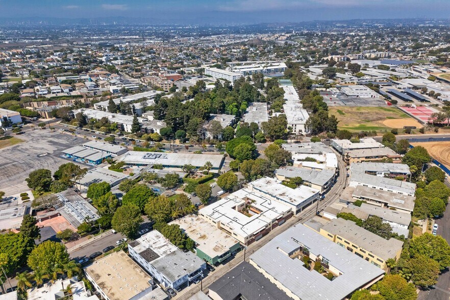 More Photos Of 7736 Paseo del Rey, Venice Apartments For Sale