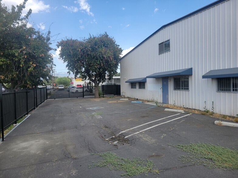 More Photos Of 445 E Menlo Ave, Hemet Warehouse For Lease