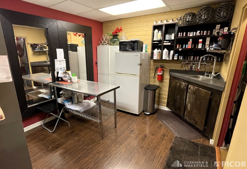 More Photos Of 1102 W Ina Rd, Tucson Light Distribution For Sale