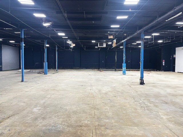 More Photos Of 8630 103rd Ave, Ozone Park Showroom For Lease