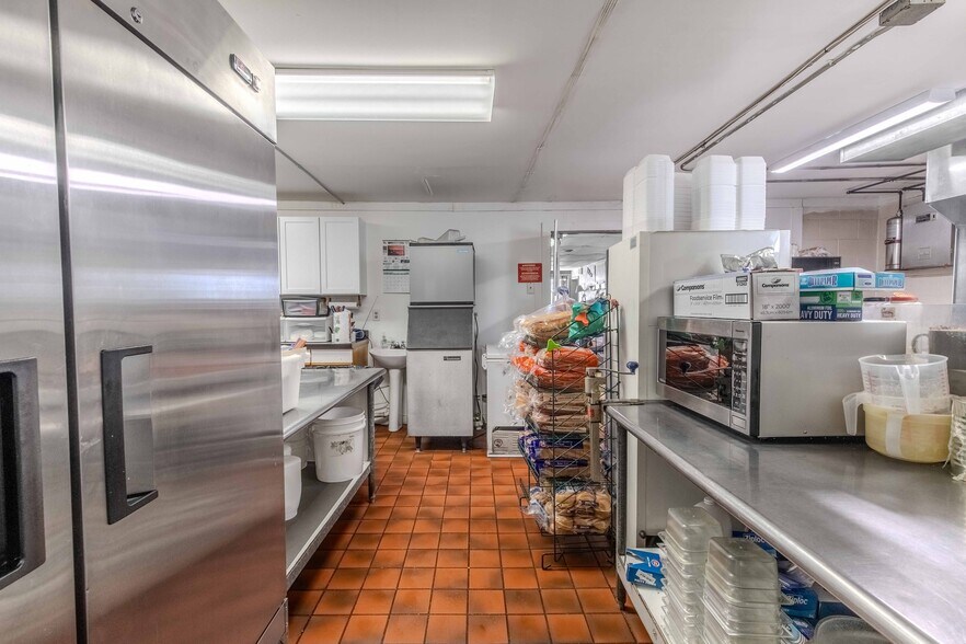 More Photos Of 407 Third St, Howe Specialty For Sale