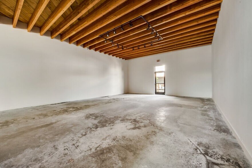 More Photos Of 4763 Algiers St, Dallas Loft Creative Space For Sale
