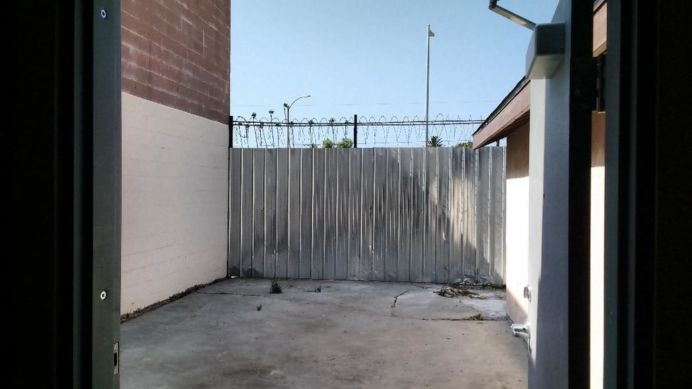 More Photos Of 2819 Southwest Dr, Los Angeles Warehouse For Lease