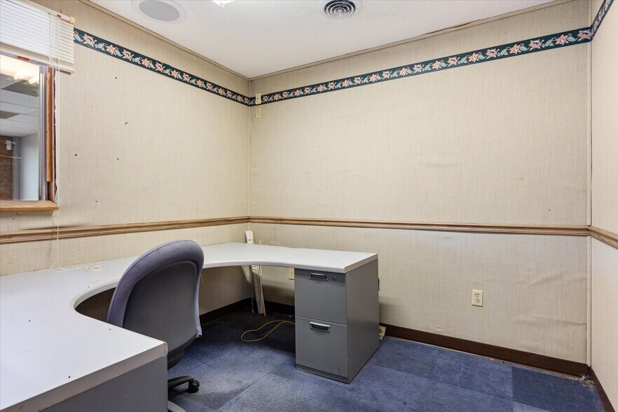 More Photos Of 203 Hillcrest Dr, Laurens Storefront Retail Office For Lease