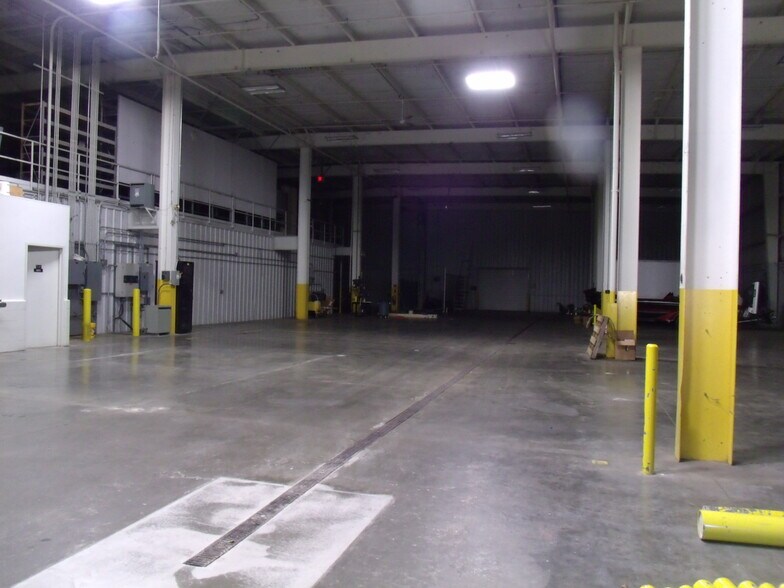 More Photos Of 411 Holmes St, Frankfort Light Distribution For Sale