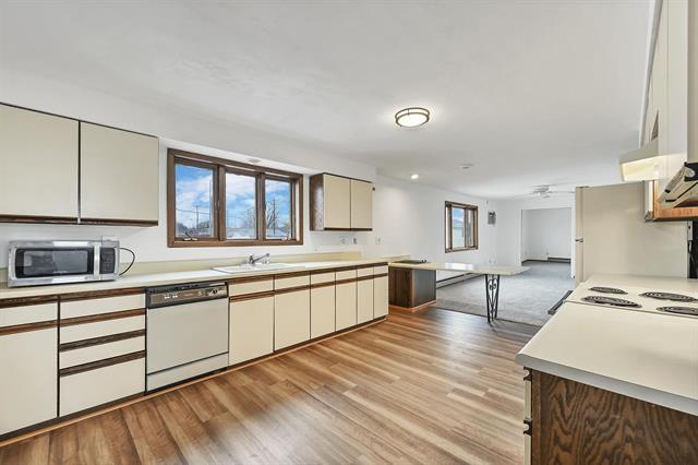 More Photos Of 821 S Broadway, Green Bay Restaurant For Sale