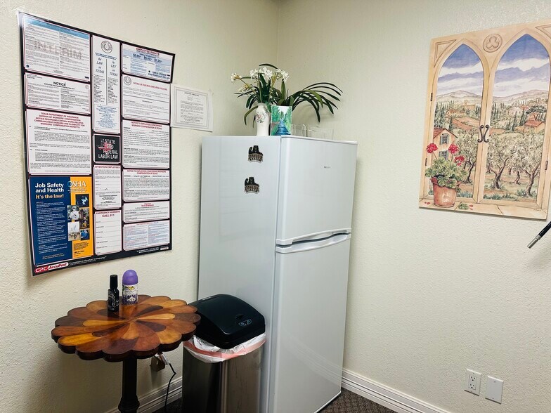 More Photos Of 376 W Main St, Lewisville Medical For Sale