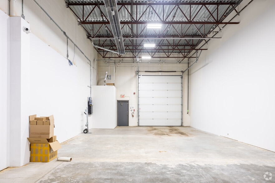 More Photos Of 10008-10022 167 St NW, Edmonton Showroom For Sale