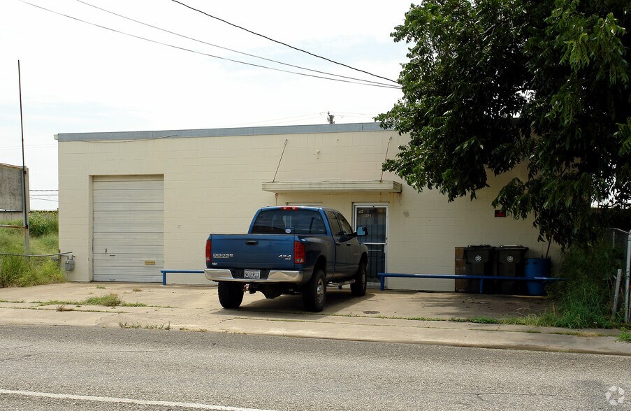 More Photos Of 1329 Laredo St, Corpus Christi Showroom For Sale