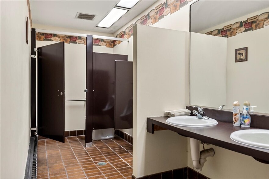 More Photos Of 40 Adloff Ln, Springfield Medical For Lease