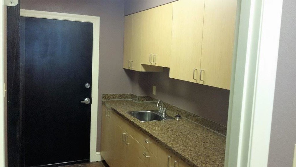 More Photos Of 1655 Hudson St, Longview Office For Lease