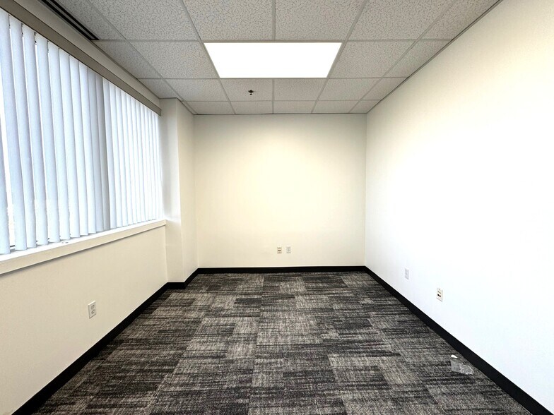 More Photos Of 4 Betty St, Everett Flex For Lease