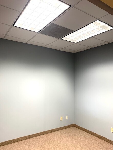 More Photos Of 1008 Hutton Ln, High Point Office For Lease