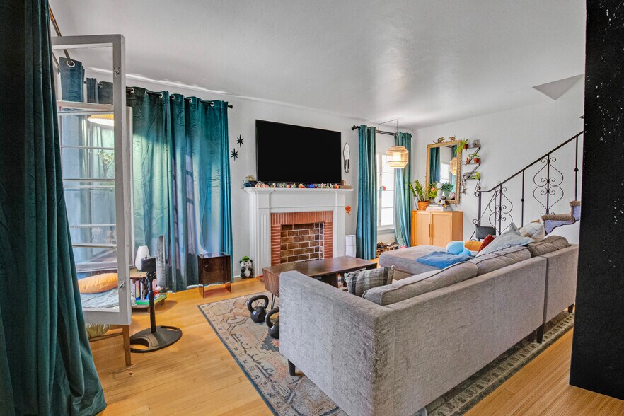 More Photos Of 209 Mira Mar Ave, Long Beach Multifamily For Sale