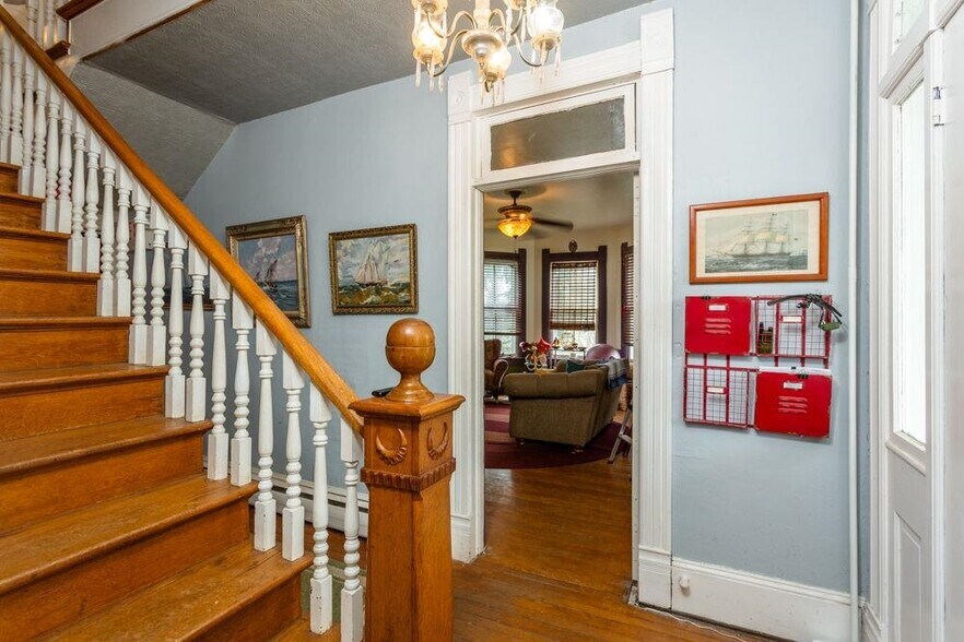 More Photos Of 133 W Springbrook Rd, Broadway Specialty For Sale