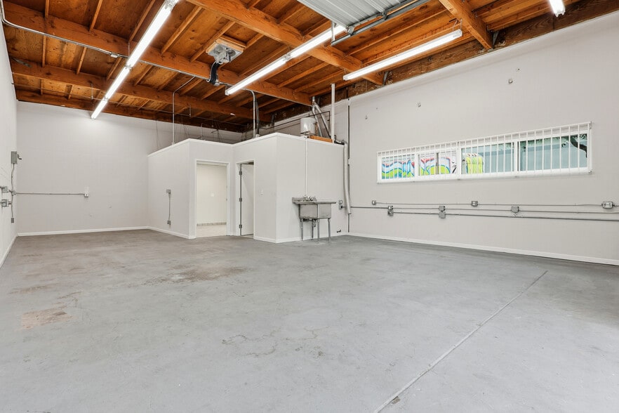 More Photos Of 1555 Yosemite Ave, San Francisco Warehouse For Sale