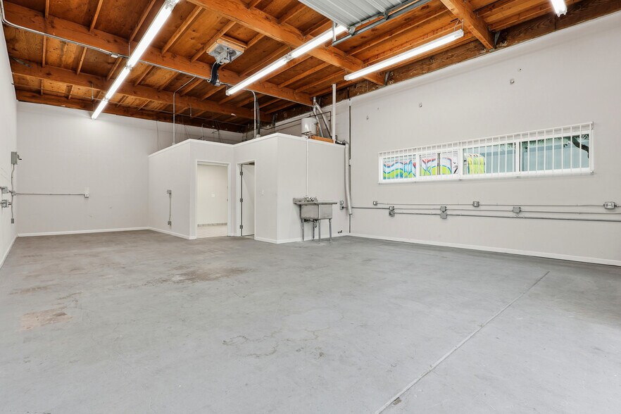 More Photos Of 1555 Yosemite Ave, San Francisco Warehouse For Sale