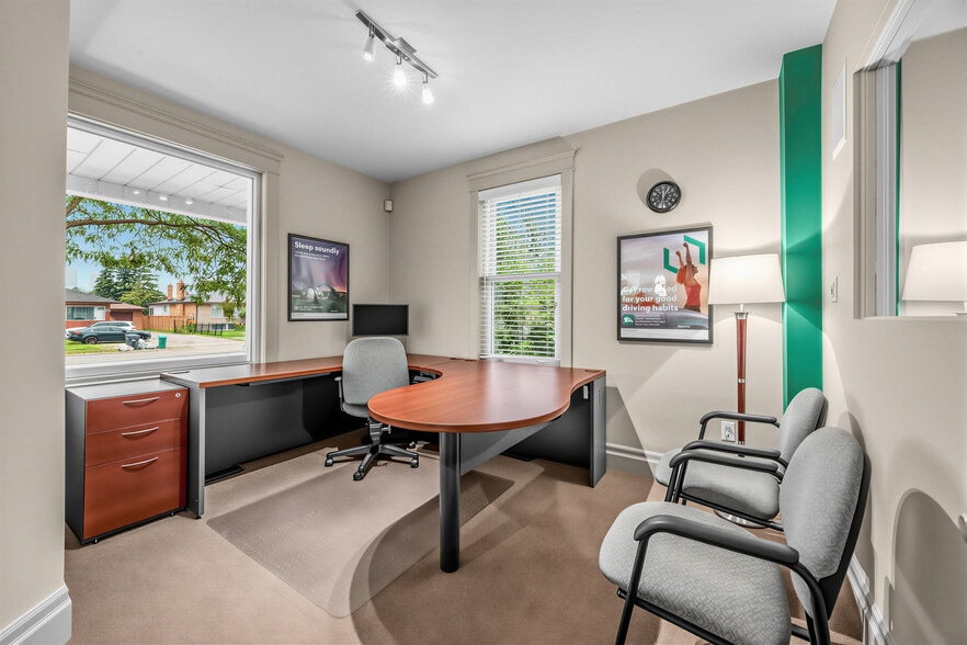 More Photos Of 3569 Cawthra Rd, Mississauga Office For Sale