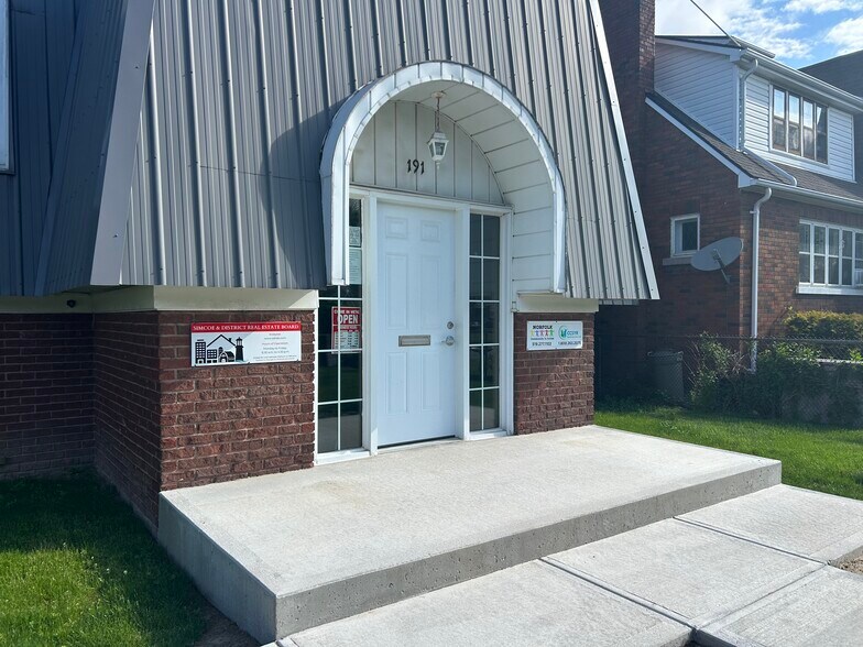 More Photos Of 191 Queensway W, Simcoe Office For Lease