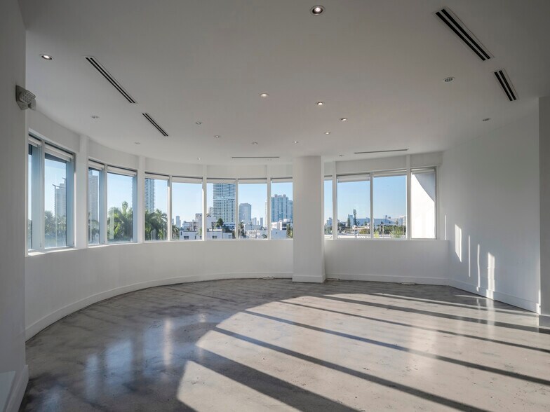 More Photos Of 555 Washington Ave, Miami Beach Office For Lease