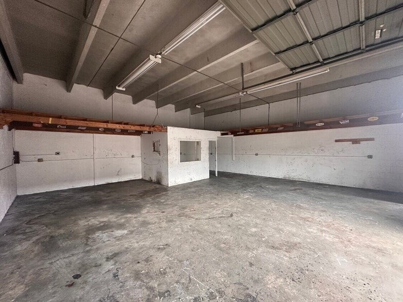 More Photos Of 5661 Plunkett St, Hollywood Warehouse For Lease