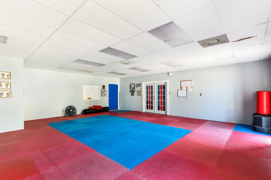 More Photos Of 411 S Houston Ave, Humble Warehouse For Sale