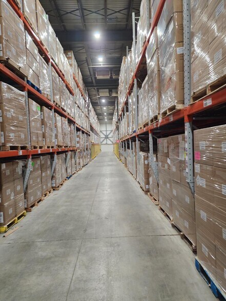 More Photos Of 11625 Av 55e, Montréal Warehouse For Lease