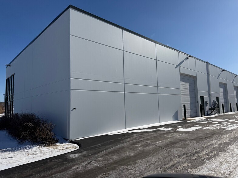 More Photos Of 1120 Mitchell Ct, Crystal Lake Showroom For Sale