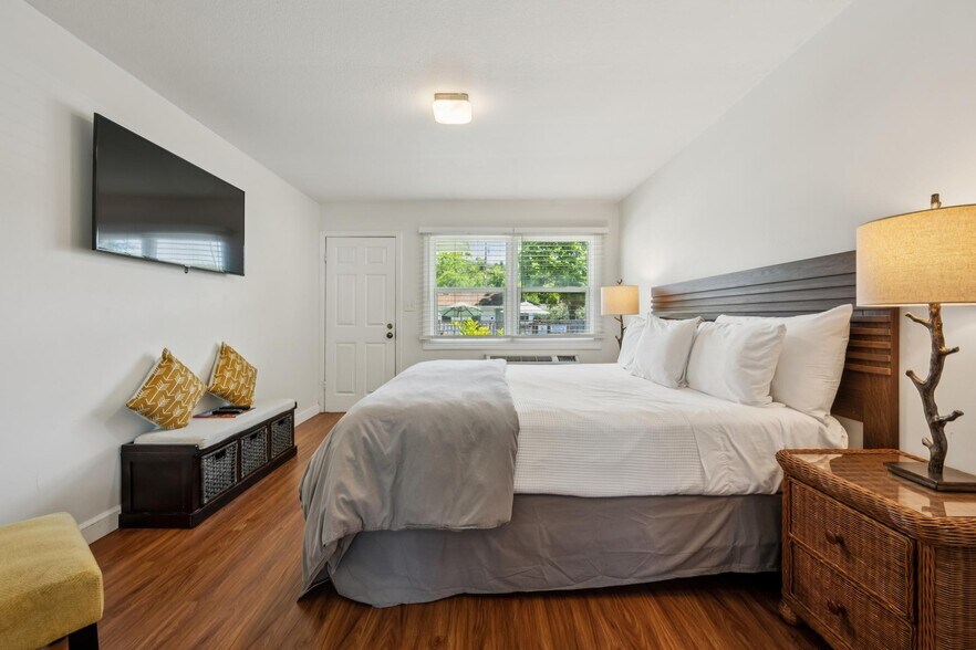 More Photos Of 1623 Lake St, Calistoga Hotel For Sale