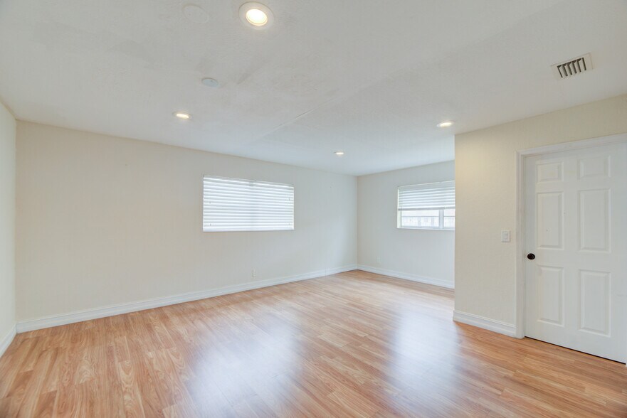 More Photos Of 359 10th St, West Palm Beach Storefront Retail Office For Sale