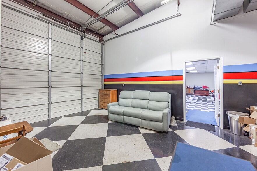 More Photos Of 39 N Madison Dr, Humboldt Showroom For Sale