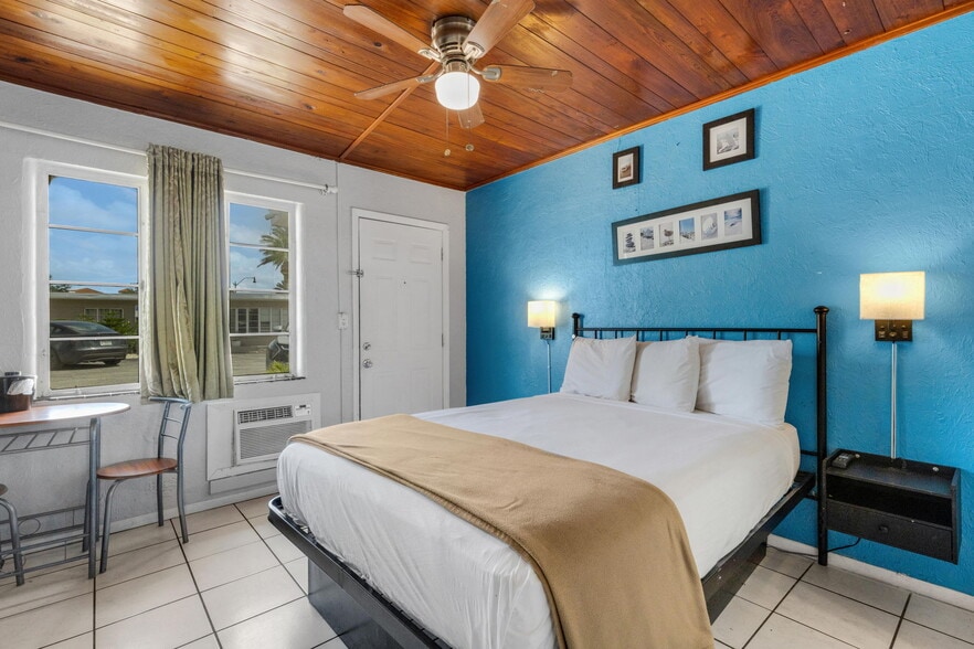 More Photos Of 340 Tamiami Trl S, Venice Hotel For Sale