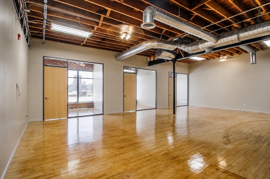 More Photos Of 1625-1627 Oak St, Kansas City Storefront Retail Office For Lease