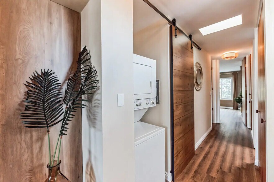 More Photos Of 5639 La Jolla Blvd, La Jolla Storefront Retail Residential For Sale