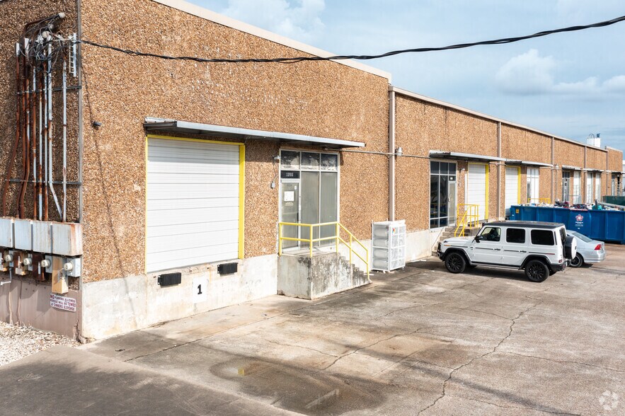 More Photos Of 1202-1398 Harris St, Houston Warehouse For Lease