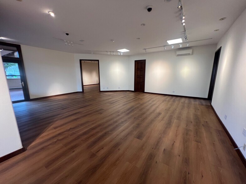 More Photos Of 1540 S Coast Hwy, Laguna Beach Office For Lease