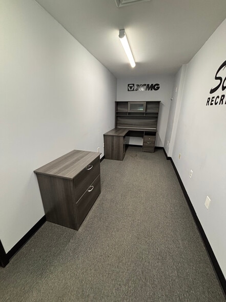 More Photos Of 29 Stillwater Ave, Orono Showroom For Lease