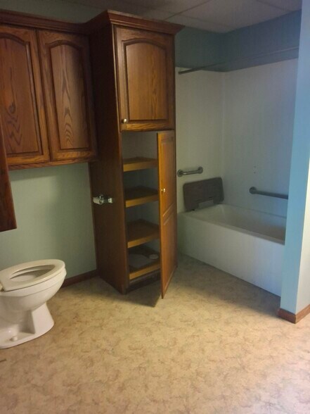 More Photos Of 235 SW Gage Blvd, Topeka Self Storage For Lease