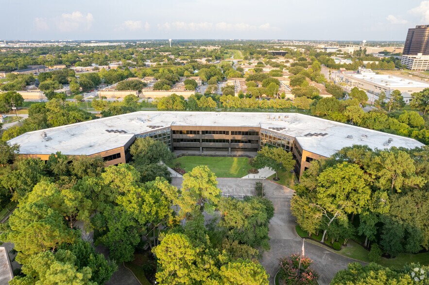 More Photos Of 16800 Greenspoint Park, Houston Office For Lease