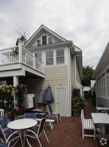 More Photos Of 64 Jobs Ln, Southampton Storefront Retail Office For Lease