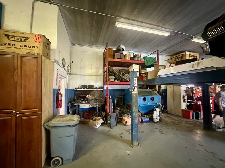 More Photos Of 1002 SE 9th St, Cape Coral Service For Sale