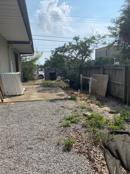 More Photos Of 115 S De Villiers St, Pensacola Warehouse For Lease