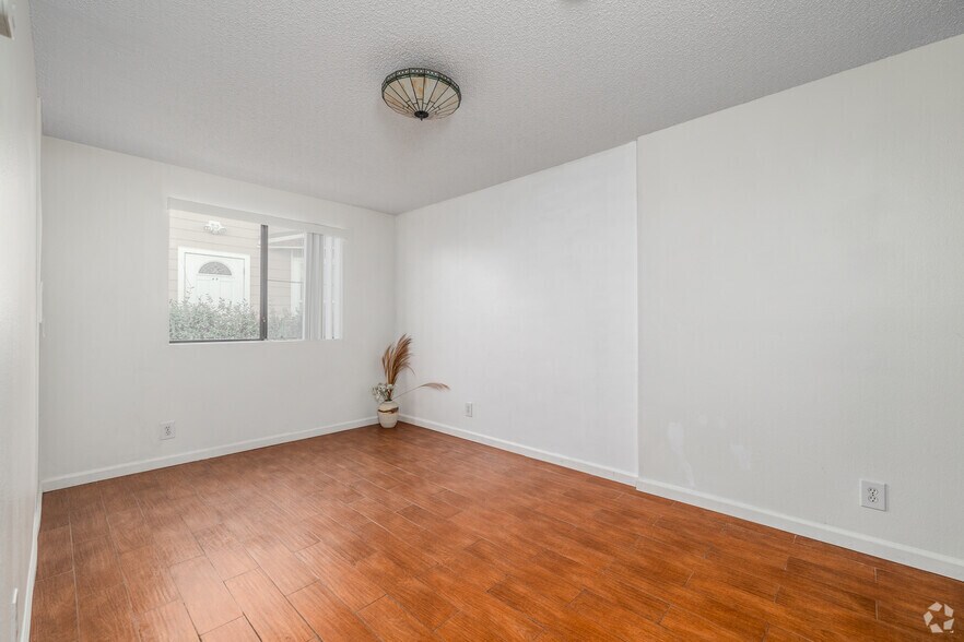 More Photos Of 1943 Vista Del Mar Ave, Los Angeles Apartments For Sale