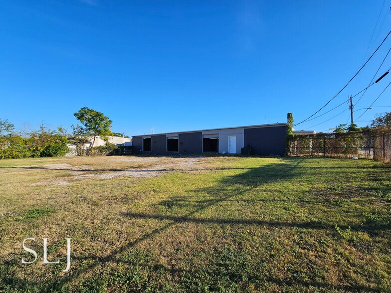 More Photos Of 4852 Vicksburg St, Dallas Warehouse For Lease