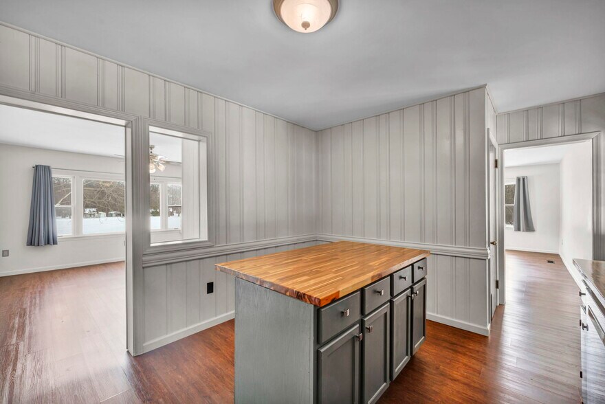 More Photos Of 4085 Herner County Line Rd, Southington Showroom For Sale