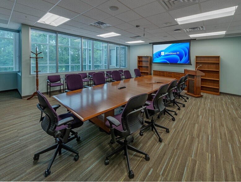 More Photos Of 15109 Heathrow Forest Pky, Houston Office For Sale