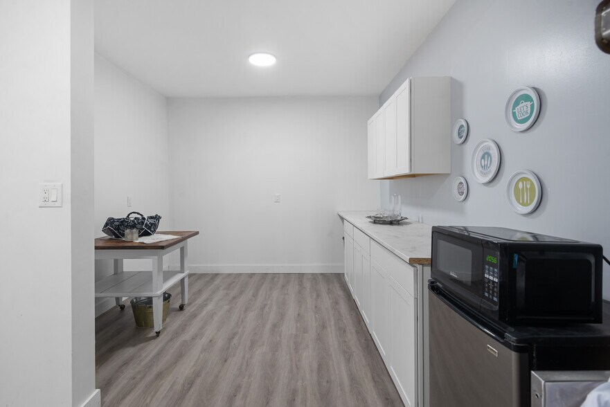 More Photos Of 10118 Eagle St, Dearborn Industrial For Sale